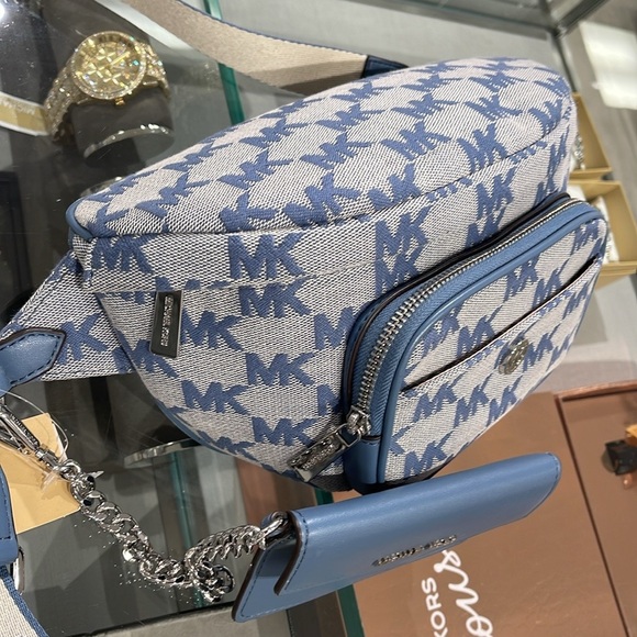 MICHAEL KORS
Maisie Large Logo 2-in-1 Sling Waist Fanny Pack Crossbody 

NWT - Picture 3 of 16